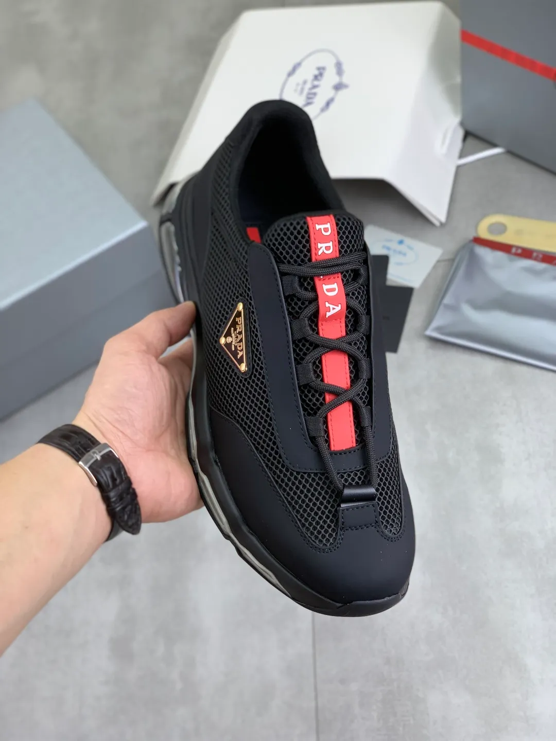Men's men's shoes 💰P660 💰[New model] The top version is now available on the official website, 🆘 Air-cushion shock-absorbing thick-soled trendy brand (Prada) is the main popular model, avant-garde and versatile fashionable men's shoes, private version mold opening, cowhide surface splicing 1:1.. Simple fashion, original imported cowhide feet; the atmosphere and personality are more fashionable, eye-catching and pursuing class. It will subvert the old idea and be a must-have for fashion trendsetters with you! Must keep it for yourself ! Tall and comfortable, large and low, high-end quality workmanship. Size: 38-44 3️⃣colors available.